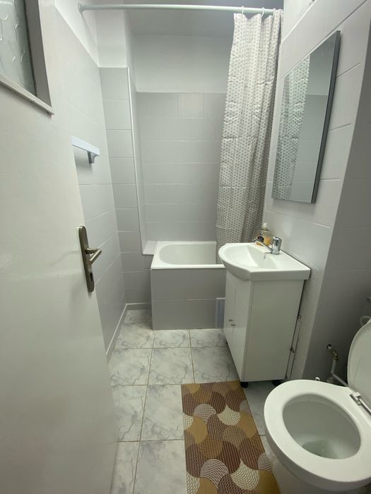 Regim hotelier, zona centrala, vis-a-vis de Merloni