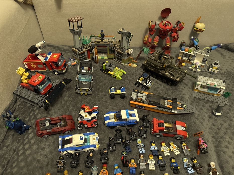 Figurine lego , masini, elicoptere, etc