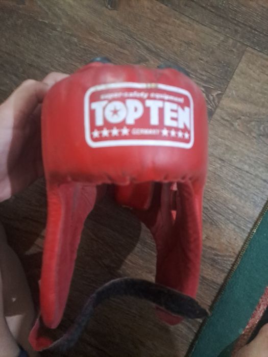 Боксёркие перчатки .шлем .барцовка