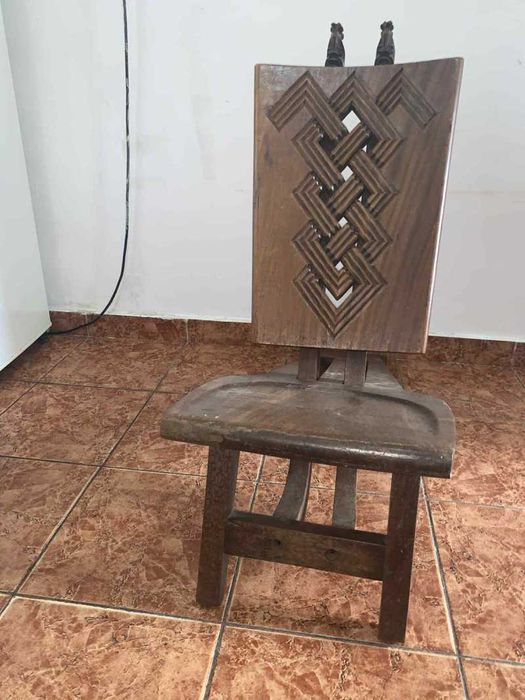 Scaun din lemn masiv sculptat cu tenta africana decor curte