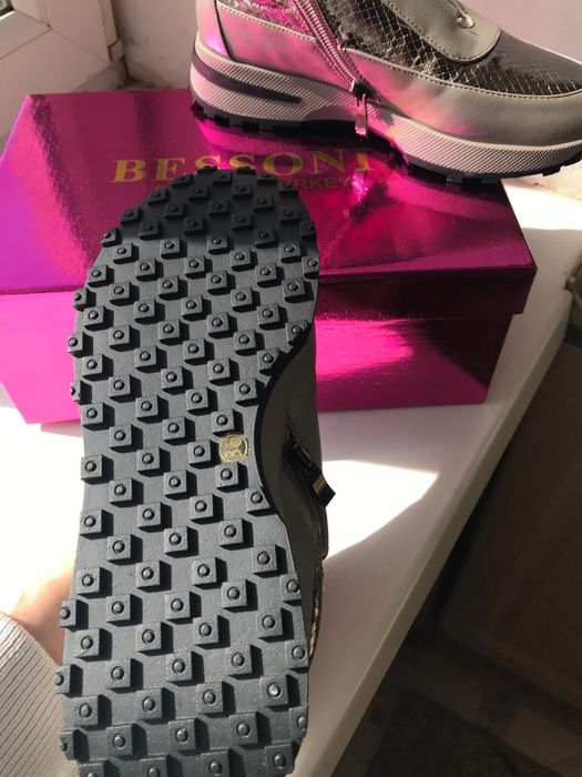 Кроссовки женские