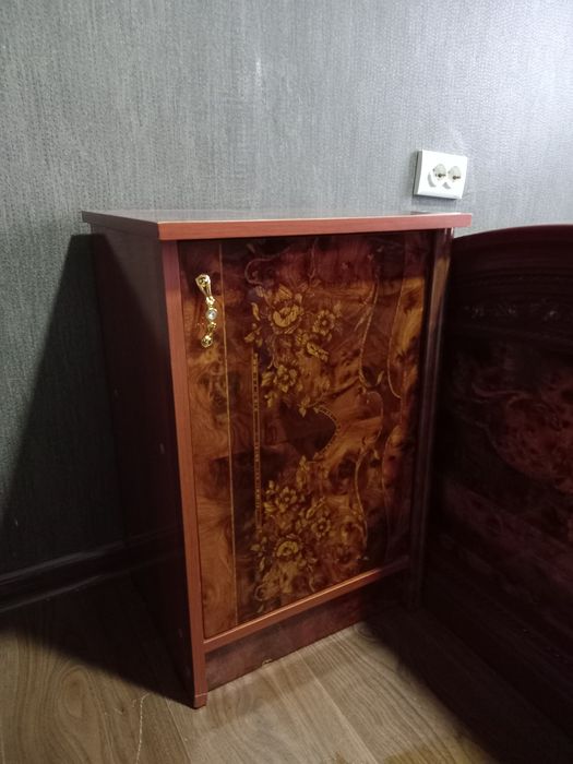 Kampyuter va stol sotiladi