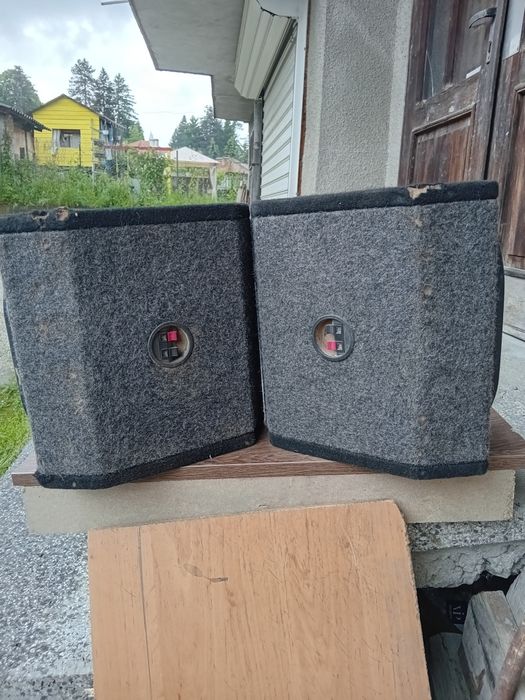 Разчиствам гаража две тонколони и една бас каса за 150 лева.