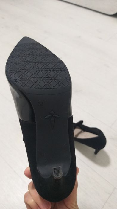 Продам 2 пары туфель