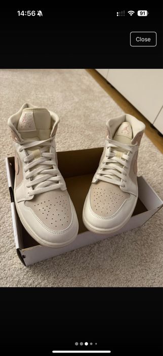 Air Jordan 1 Mid SE.