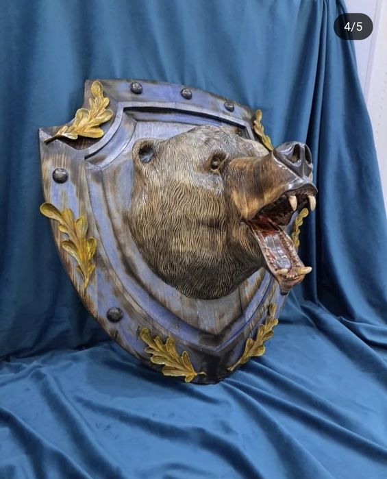 Резной медведь из дерева