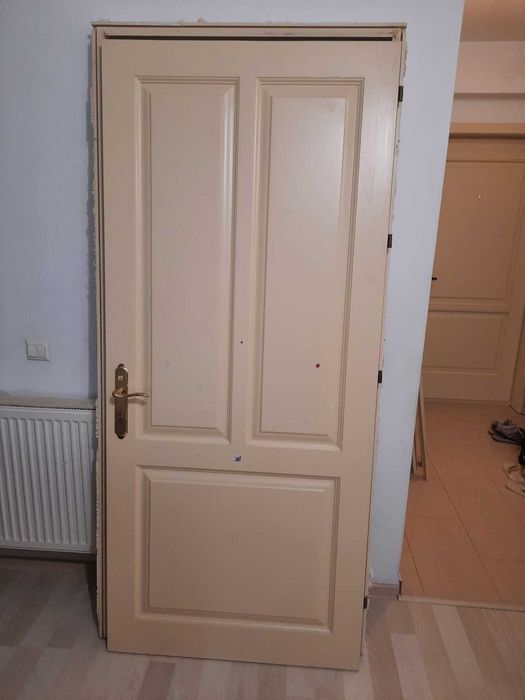 Ușă de intrare din frasin (lemn de esență tare) - crem