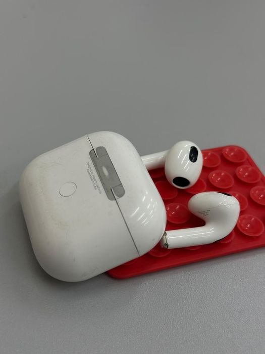 AirPods зделано в дубае без коробки.