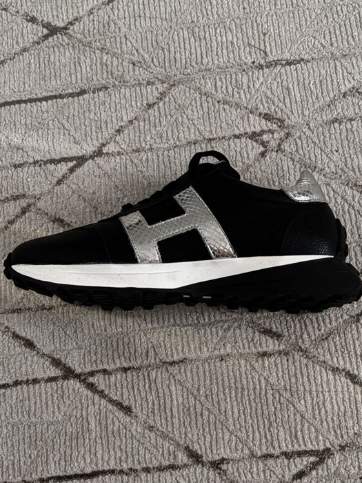 Стильные женские кроссовки