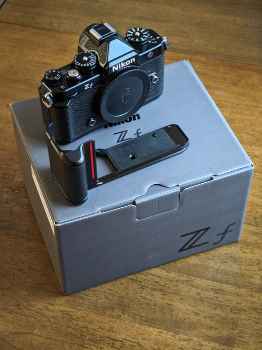 Продавам Nikon ZF с оставаща гаранция до 11.2026г.