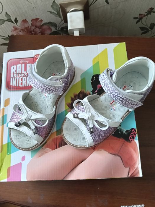 Продам детскую обувь сандали