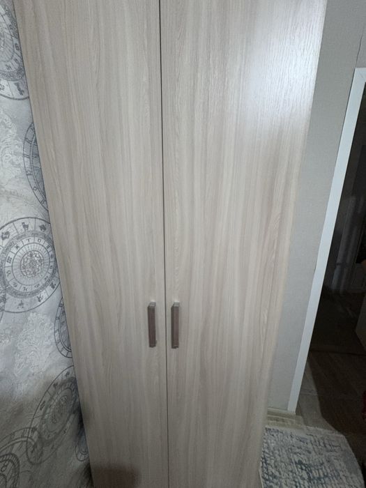 Продам стол и шкаф