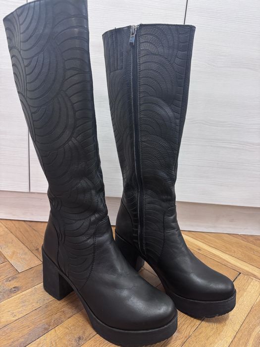 Продавам женски черни ботуши от естествена кожа