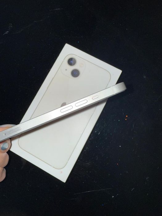 iPhone 13 белого цвета