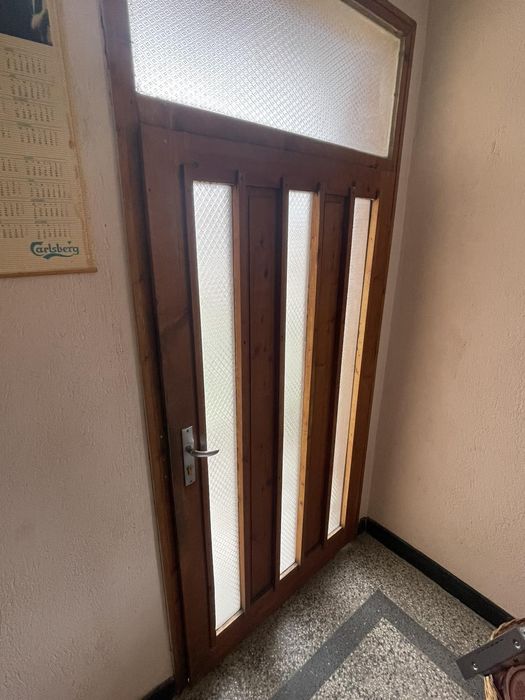 Дървена входна врата