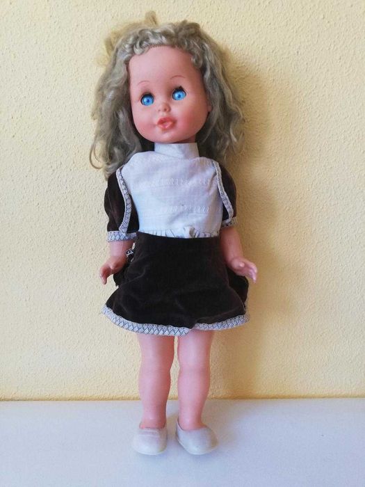 Papusa Aradeanca ochi albastri din 1980 de colectie, costum catifea