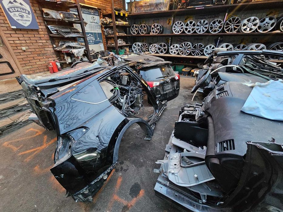 Заднее правое крыло RAV4