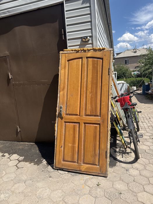 деревянная дверь