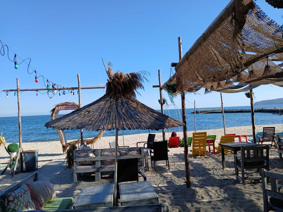 Плажни чадъри,основа желязо и шапката е от папур.Над 60бр