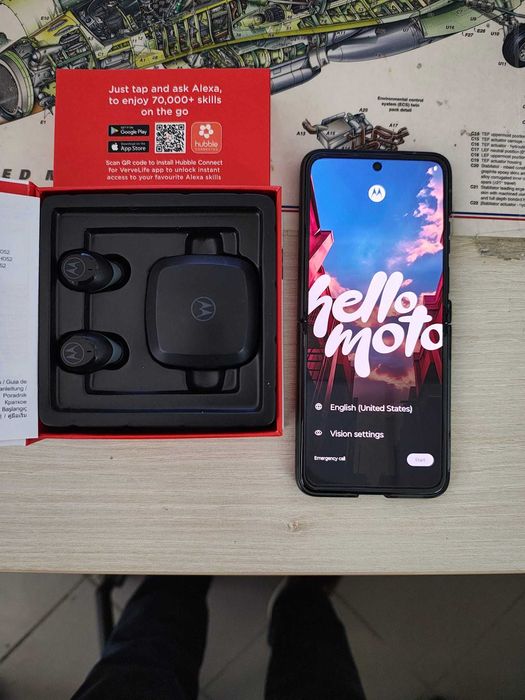 Vand telefon Motorola RAZR 40  + casti Motorola Verve Buds 100 noi.