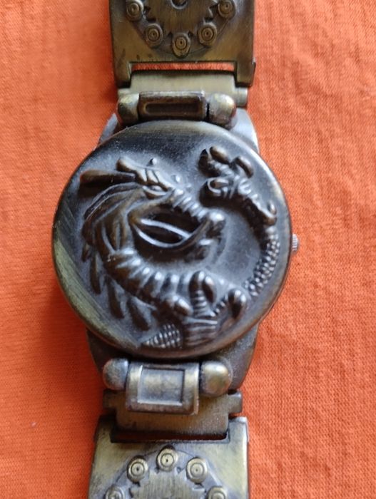 Часы наручные. Интиресный дизайн.й
