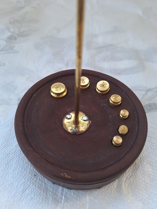 Везна от бронз със дървена основа