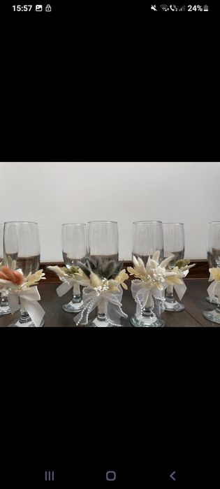 Realizez pahare personalizate de nunta cu flori uscate și conservate