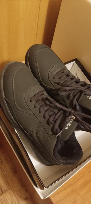 Продам кроссовки женские