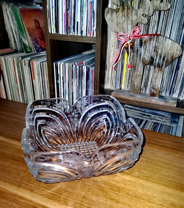 Кристална фруктиера тежка масивна с деликатни флорални гравюри красива