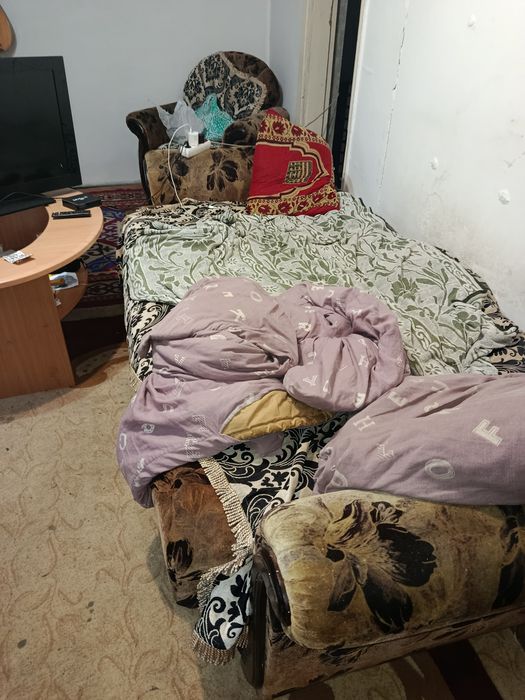 Продаются  душ, холодильник,диван кресло