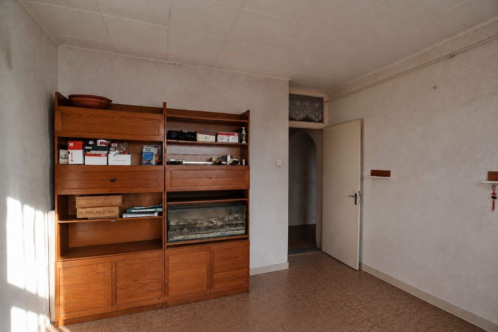 Apartament 2 camere cu balcon | Str. George Coșbuc | Aproape de UMFST | Necesită renovare completă | Etaj 4/4