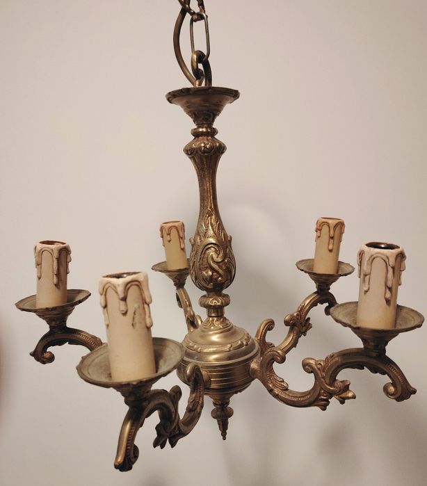 Candelabru antic din bronz masiv cu 5 brațe în stilul francez Louis , dimensiuni 44 cm in diametru,h cu lanț 68