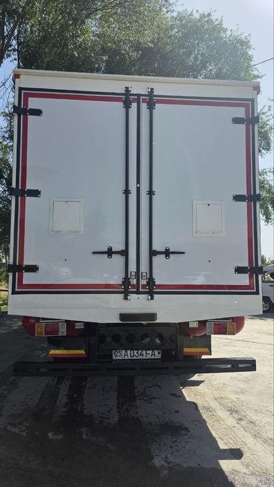 Isuzu Katta bort yuk tashuvchi (10 tonnali)