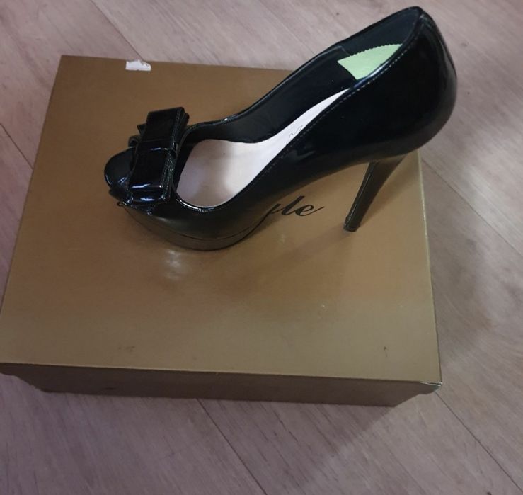 Продам  туфли  женские.