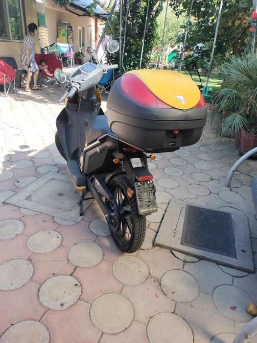 Vând scutere electrice cu 2500 de chilometri la bord .