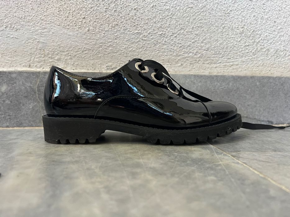 Продавам обувки  36 номер естествен лак