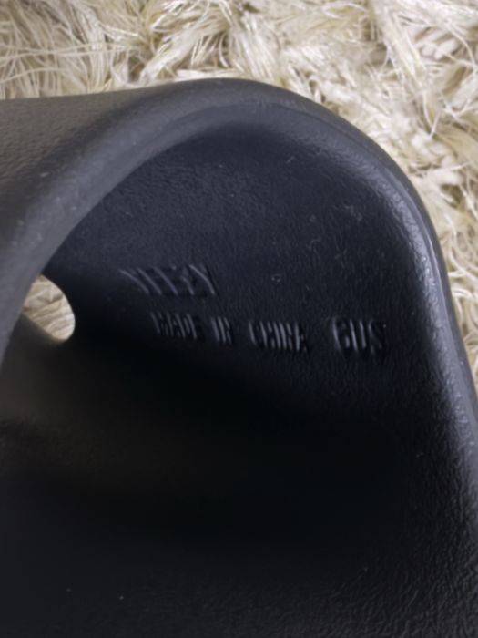 Yeezy Slides ‘Onyx’