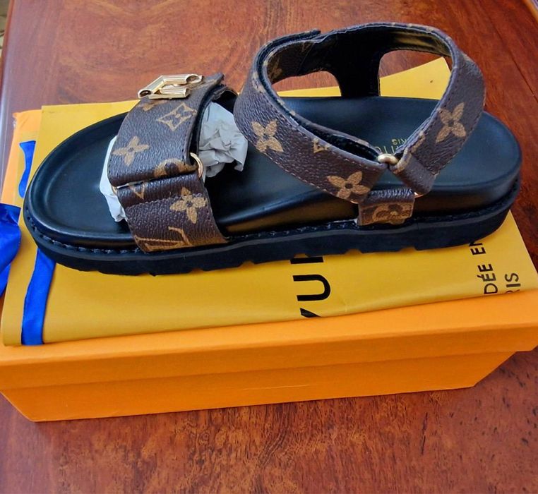 Женская обувь, есть размеры 36,37,38,39,40.