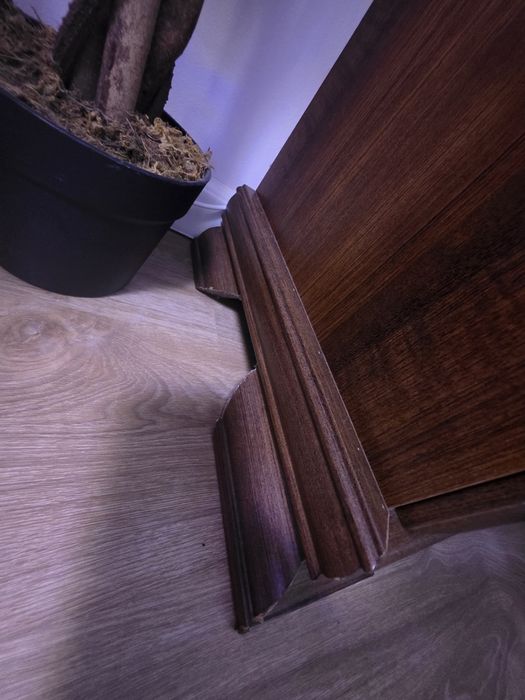 Vitrină clasică/rustic tip soldat, model Kora KRW1, finisaj Nuc