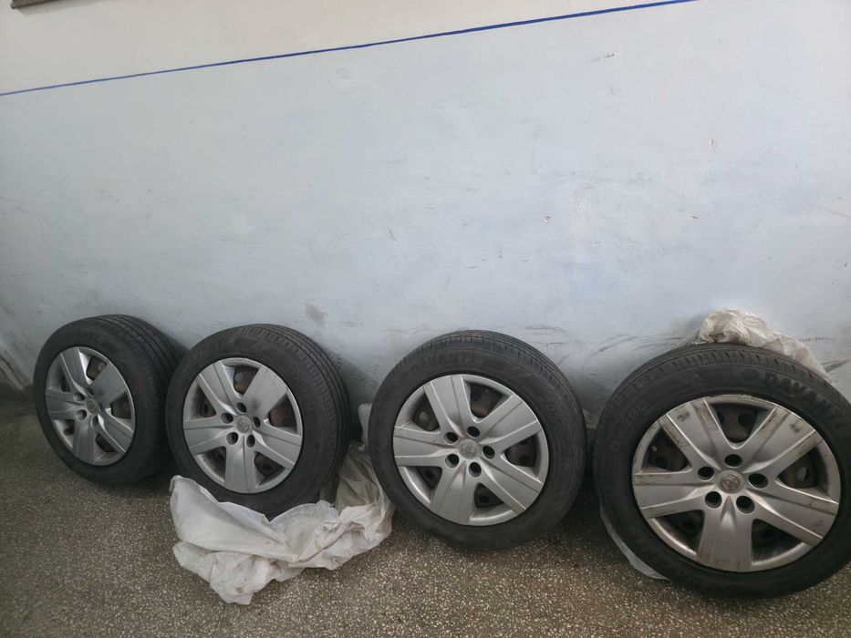 Anvelope de vara 205 55 R16 cu jante si capace Toyota
