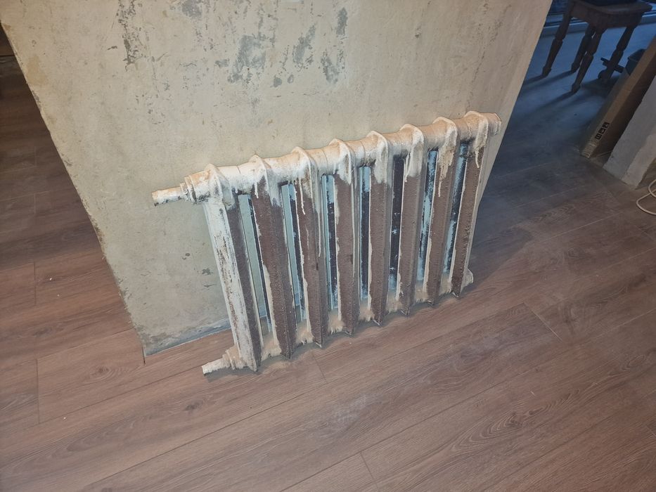Продам чугунную батарею