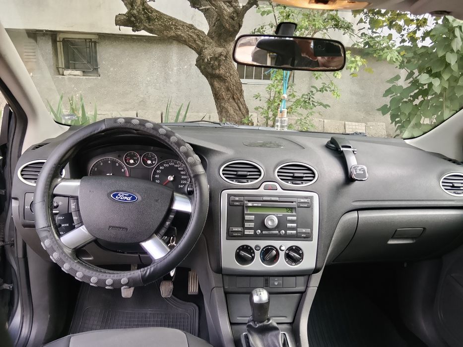 Продавам изключително запазен ford focus 1.6i, бензин.