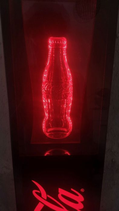 Stand iluminat cu logo si sticla coca cola
