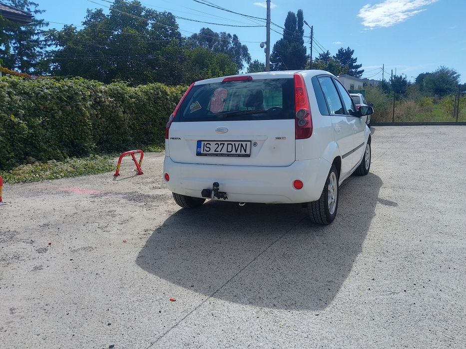 Vând Ford fiesta