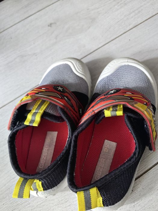 Пантофи и сандали