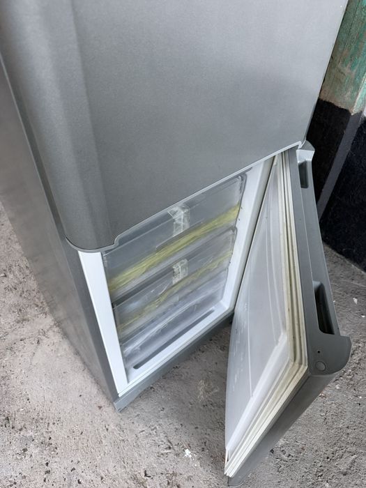 Холодильник indesit в рабочем состоянии.
