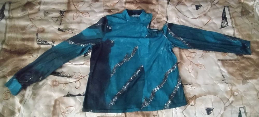 Синя блуза с паднало рано