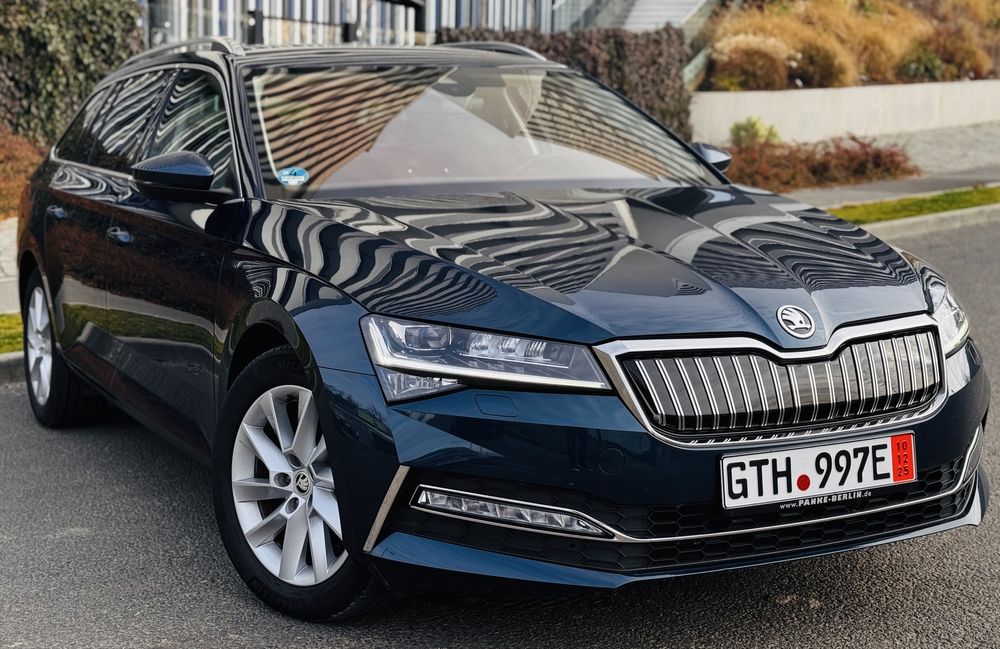 Skoda Superb Plug-in Hibrid / Cristal Led/ Distronic/ Line Assist