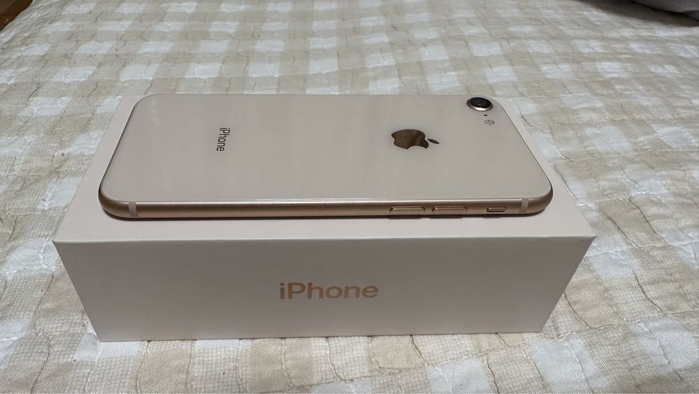 iPhone 8 gold  64 gb (в идеале)