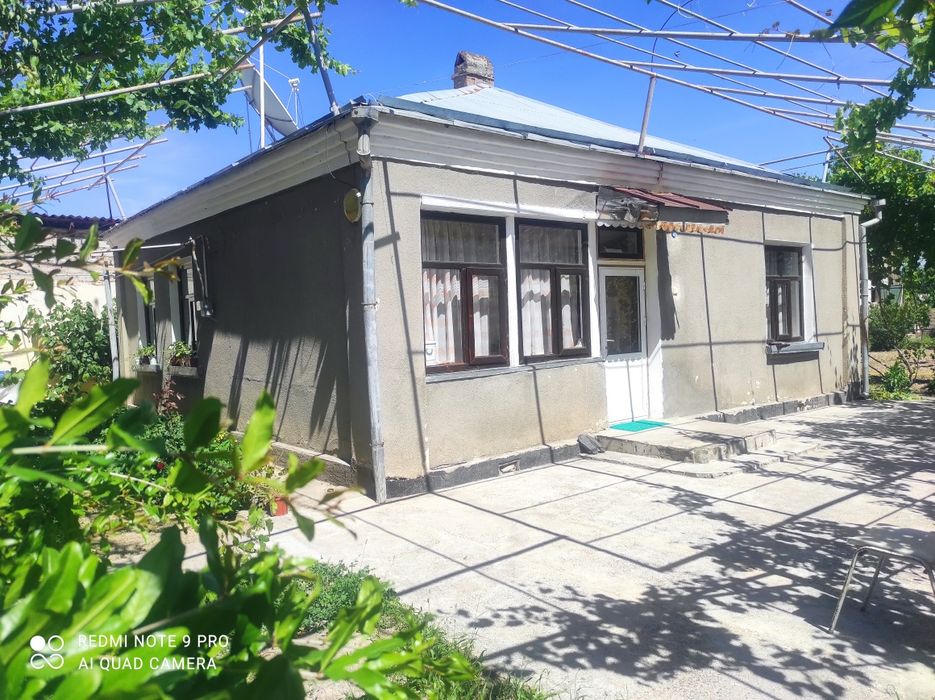 Продается участок с жилим домом,сзади дома протекает канал ханчик